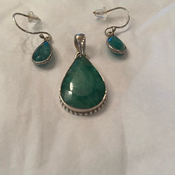 Jewelry - Faceted Emeralds, Solid Sterling Silver Pendant & earrings, Excellent Condition